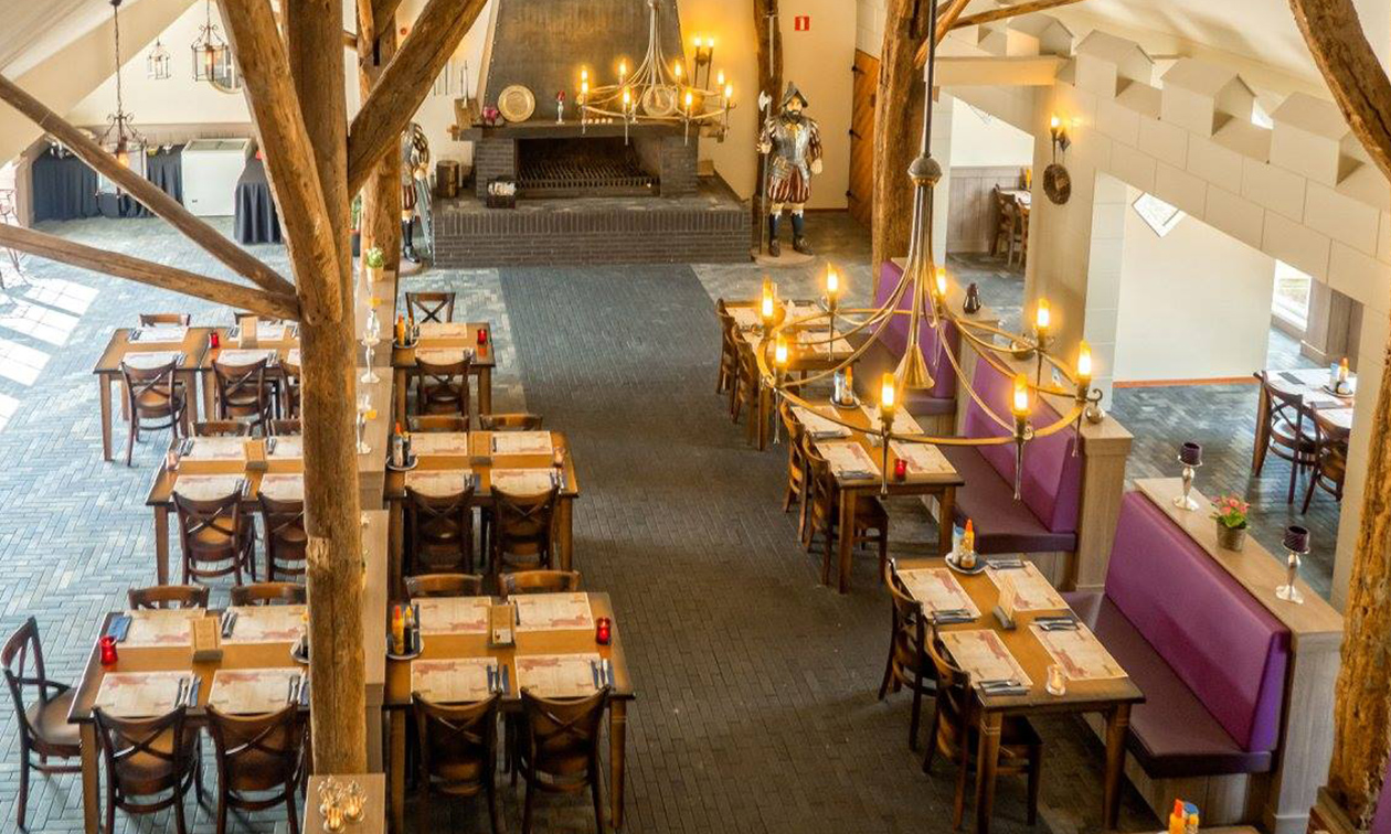 Sfeervolle zaal van Pannenkoekenburcht Nienoord