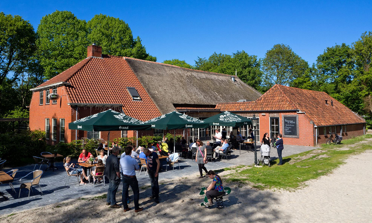 Terras en buitenkant van Pannenkoekenburcht Nienoord